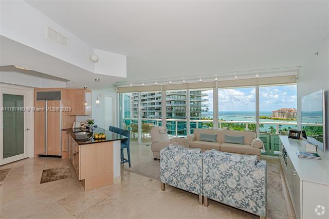 Building Photo - 1000 S Pointe Dr Rental