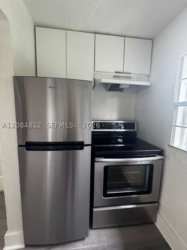 Building Photo - 1121 NW 40th St Unit 4