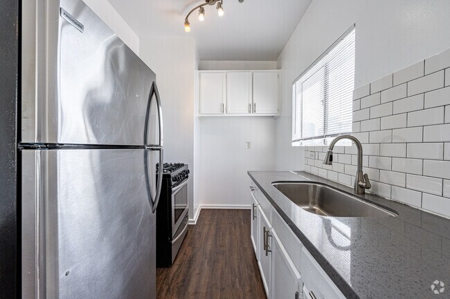 Studio, 1BA - 325SF - Kitchen