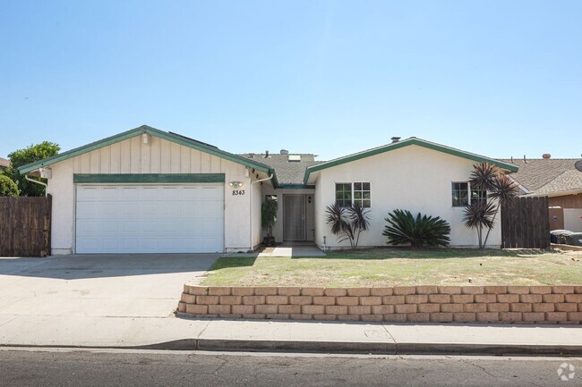 Building Photo - Large 5 Bedroom Home with Back Yard Views ...