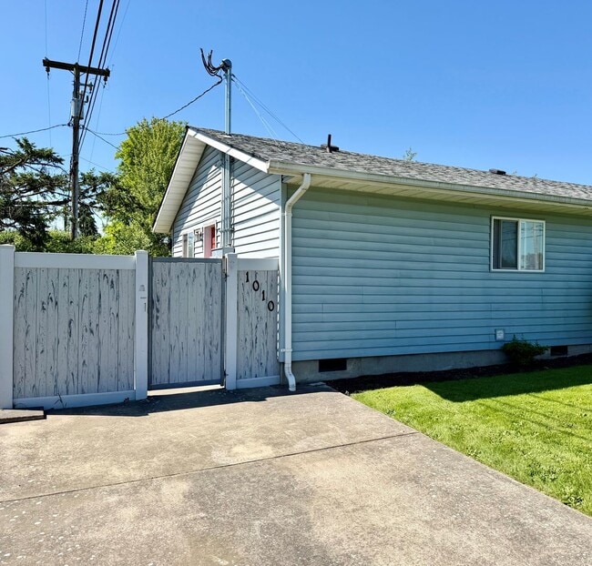 Building Photo - 1004-1010 24th Avenue SE Unit 1010