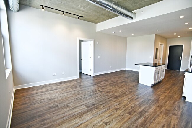 Photo - 3833 N Broadway Unit 615