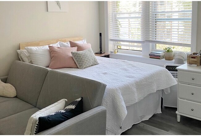 Photo - 646 W Roscoe St Unit 1N