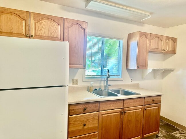 Building Photo - 2.2. miles to Sky Lakes Medical Center and...