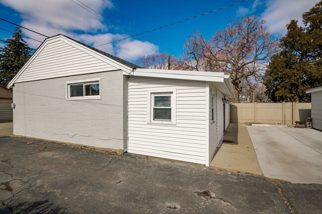 Photo - 931 Dunlop Ave
