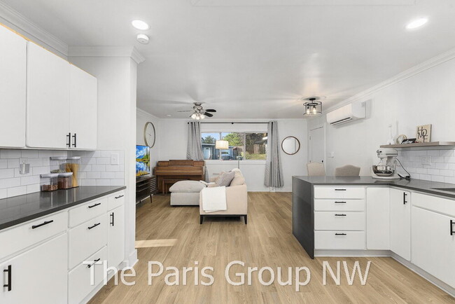 Remodeled Renton Highlands Home * A/C & Great Backyard