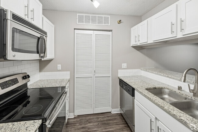 1BR, 1BA - 725SF - Kitchen