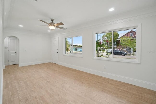 Photo - 9008 Bay St NE