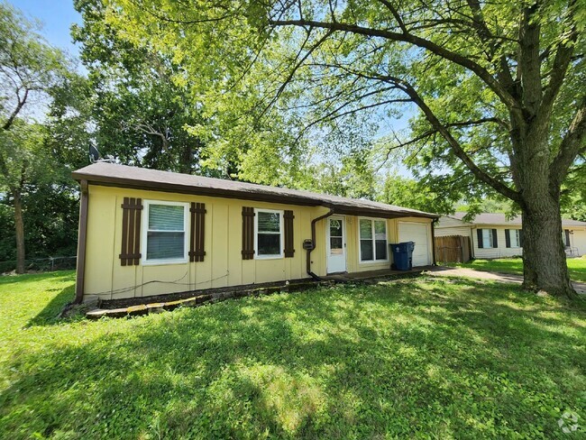 Building Photo - Charming 3 Bedroom Indianapolis Rental wit...