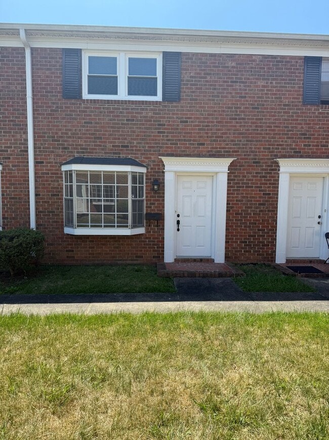 Building Photo - Adorable 2 Bedroom Convenient to I-29, Shopping & More!