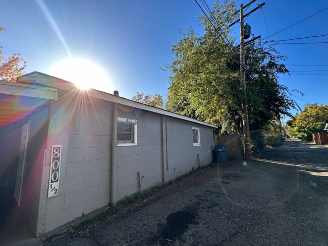 Building Photo - 800 Locust St Unit 1/2