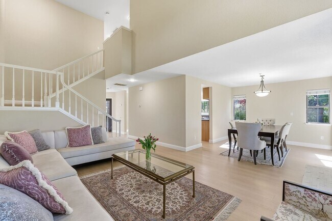 Photo - 121 Haslemere Ct