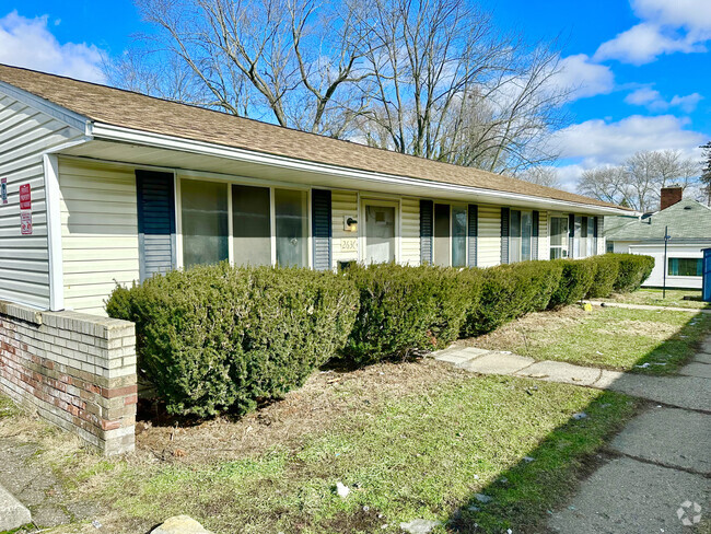 Building Photo - 2630 Avalon Ave NE Rental