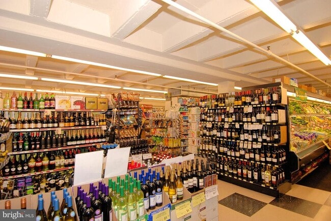 Photo - 10201 Grosvenor Pl Unidad 312