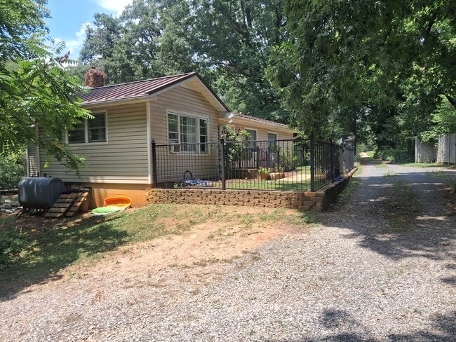Building Photo - 254 Peaceful Hollow Rd