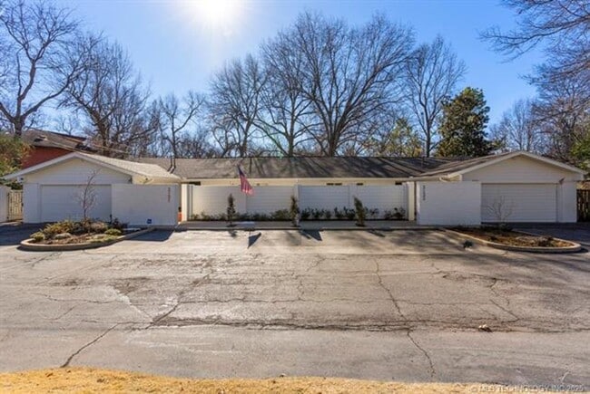 Building Photo - Totally renovated open concept with vaulte... Rental