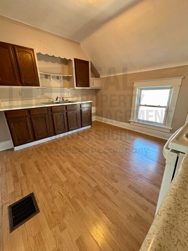 Photo - Charming 1 Bedroom + Den with Private Entrance & Vintage Character Unidad 502 1/2 East Lincolnway