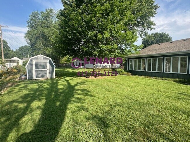 1246 E Broadmoor St