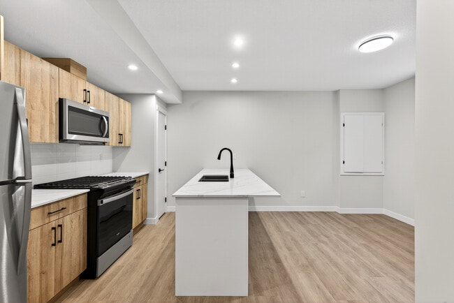 Building Photo - 10335-10135 135 St NW Unit Lower 3B