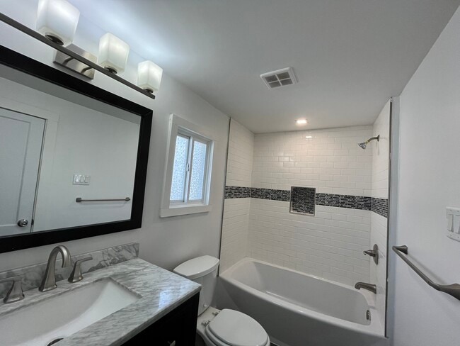 Photo - 921 W 9th St