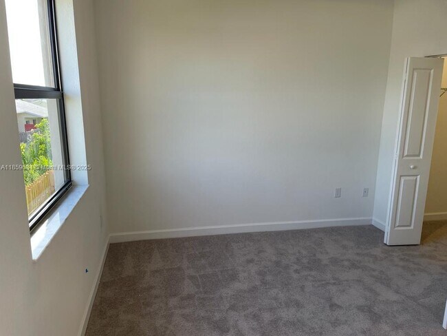 Photo - 945 NE 211th St