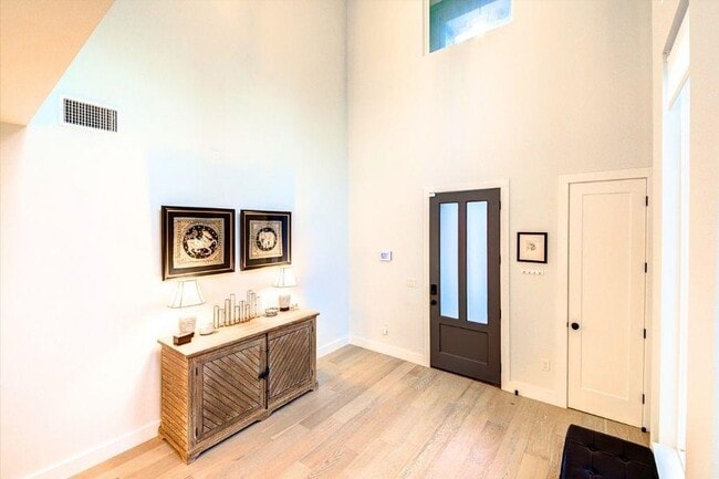 Photo - 916 E 50th St