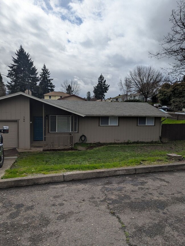 Building Photo - Very nice 3 bd 2 bath