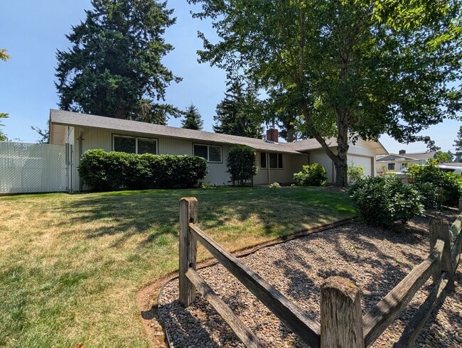 Photo - Beautiful 3 bedroom/2.5 bath home with fantastic yard!