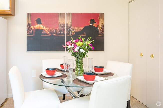 2BR, 2BA - 880 SF - Dinning Area