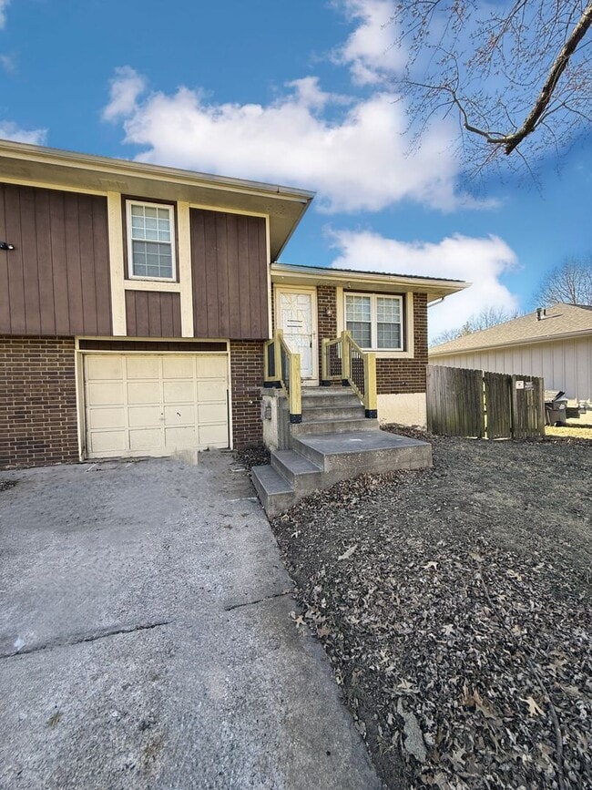 Building Photo - More Pictures coming soon! 3/2 townhome in Blue Springs!