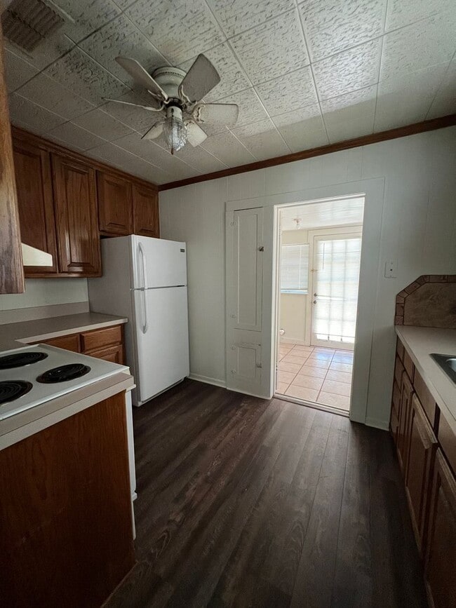 Photo - 561 E Crow St