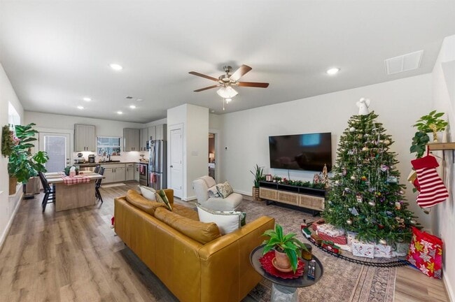 Photo - 159 Threshing Rd