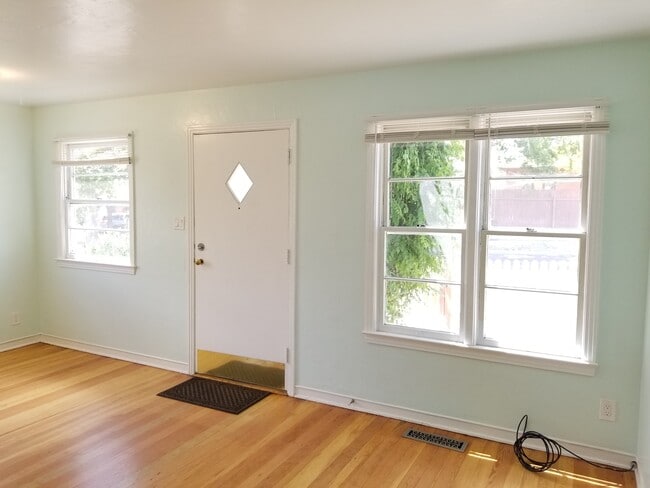 Photo - 849 Roberts St