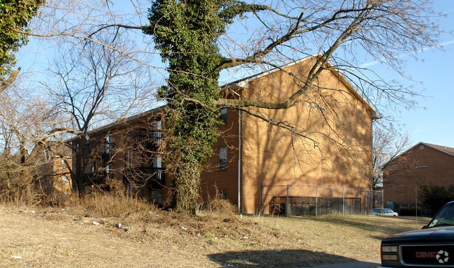 2201 Roslyn Ave