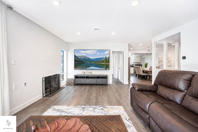 Building Photo - Furnished 5-Bedroom Home Near the 57 & 60 — Ideal for Roommates or Students