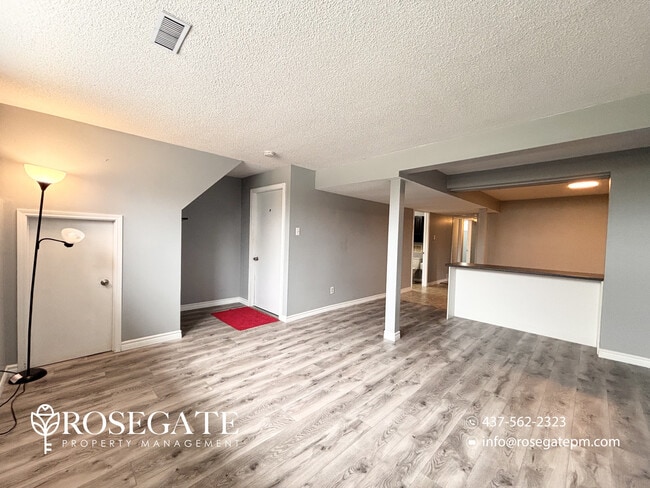 Photo - All-Inclusive 3-Bedroom Basement Apartment with Parking – Barrie Unité 2