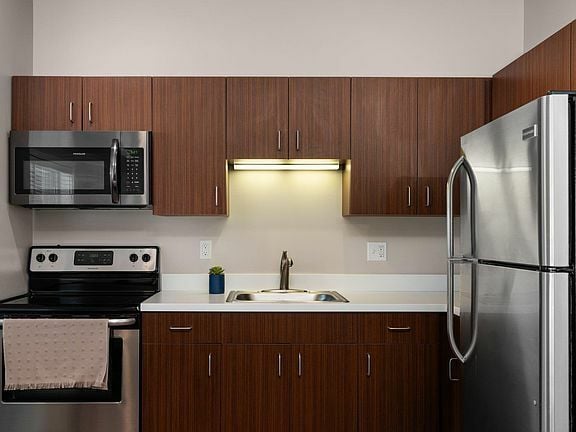 Building Photo - 619 E Eighth St Unit 9