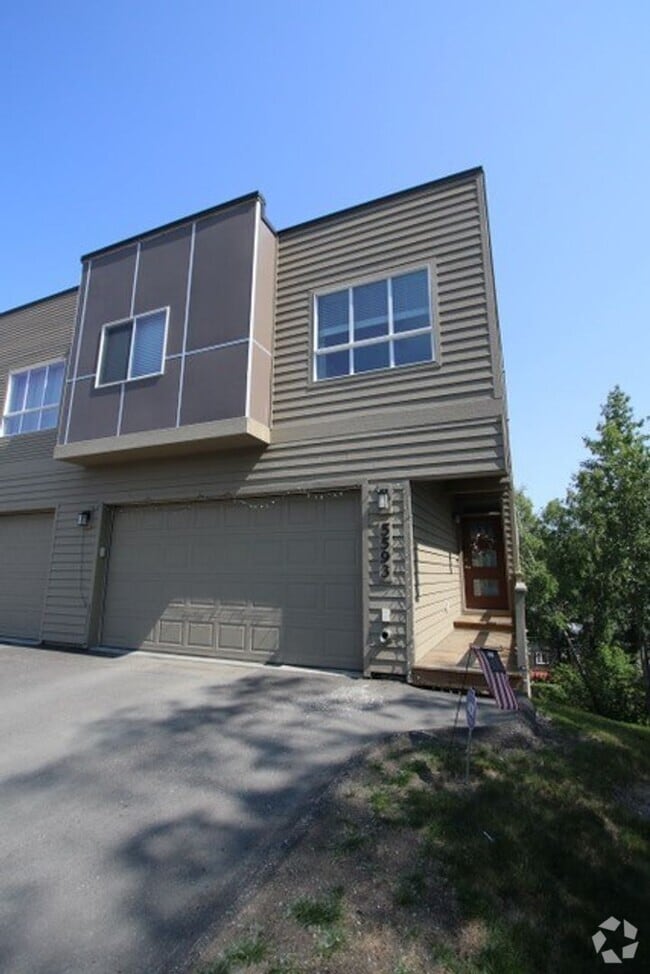 Building Photo - Modern and Spacious 4 Bedroom Condo in Eas...