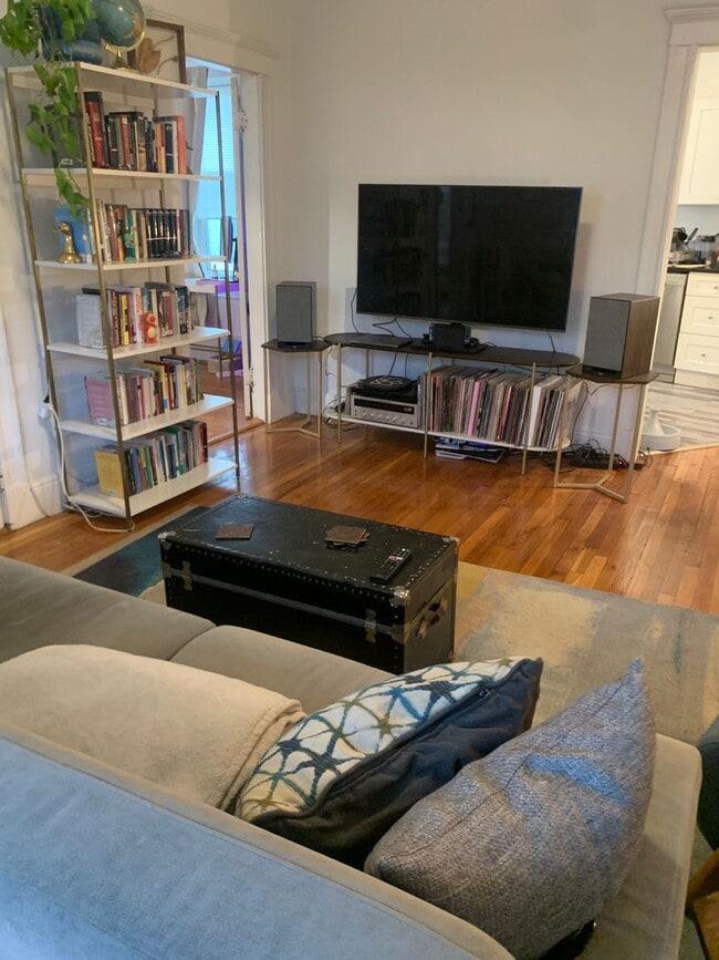 Photo - 260 Kelton St