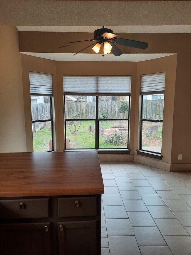 Photo - Solar-Powered Pflugerville Property - Lots... Casa