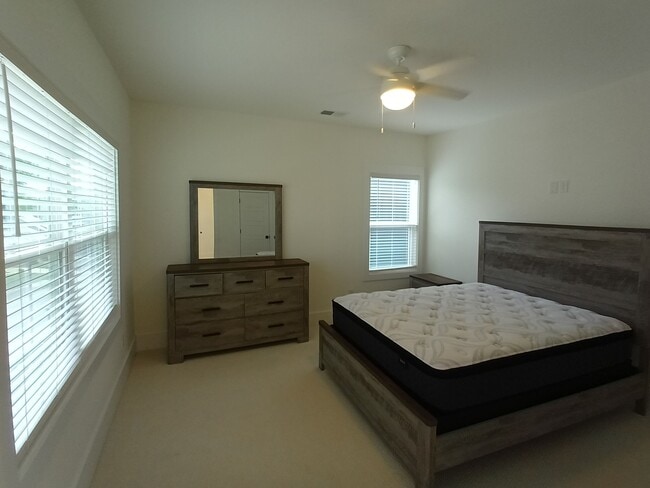 Photo - 218 McCowat St
