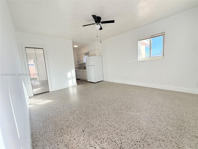 Building Photo - 322 NE 6th St Unit 3