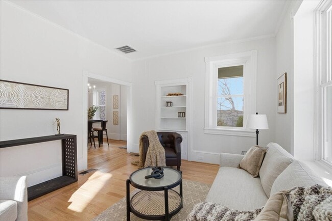 Building Photo - 305 W Broadway Unit 305 W Broadway