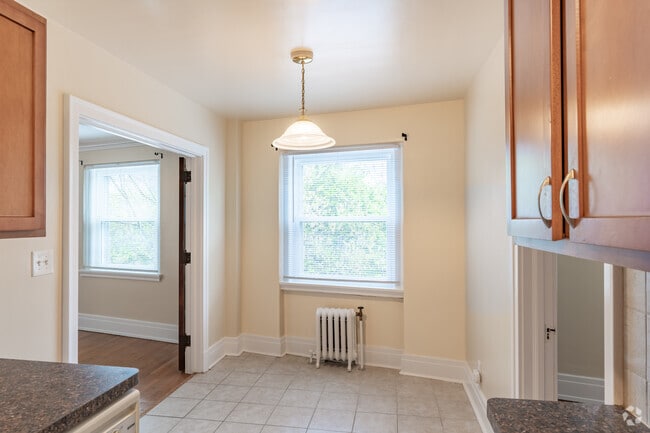 1BR, 1BA - 650SF - Dining Area