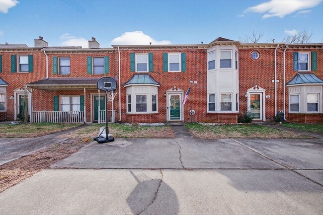 Building Photo - 729 Creekside Crescent