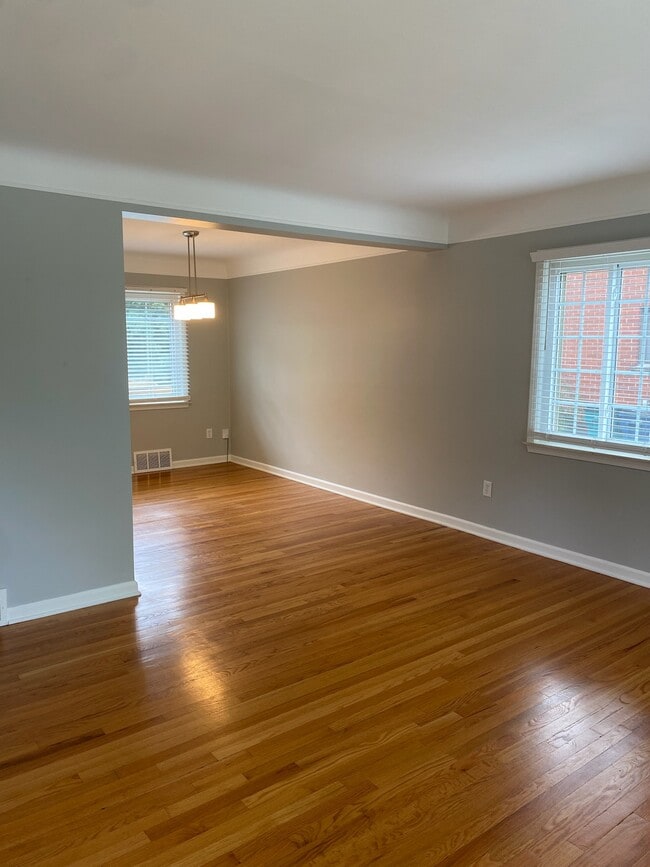 Sala de estar y comedor - 2534 Oliver Rd