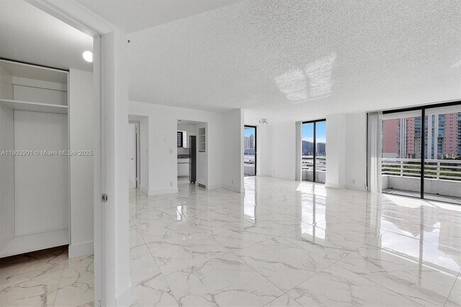 Photo - 3300 NE 192 St Unidad 813