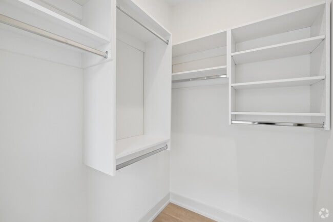 2BR, 2BA - 890SF - Primary Walk In Closet