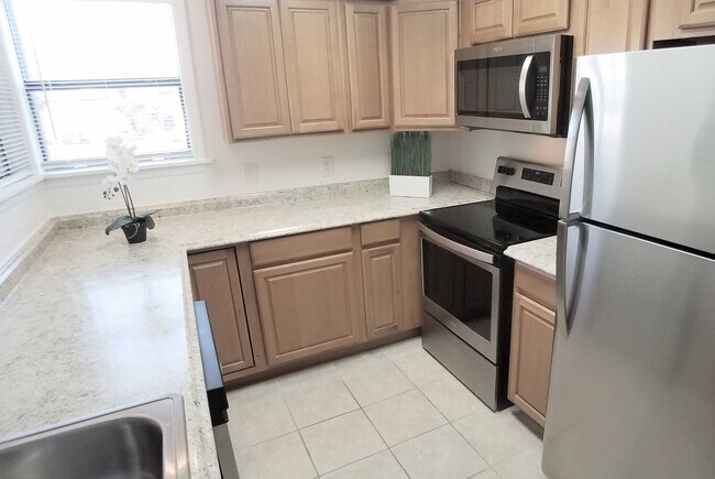 Building Photo - Beautiful Remodeled 1/1 Winter Park Condo ...