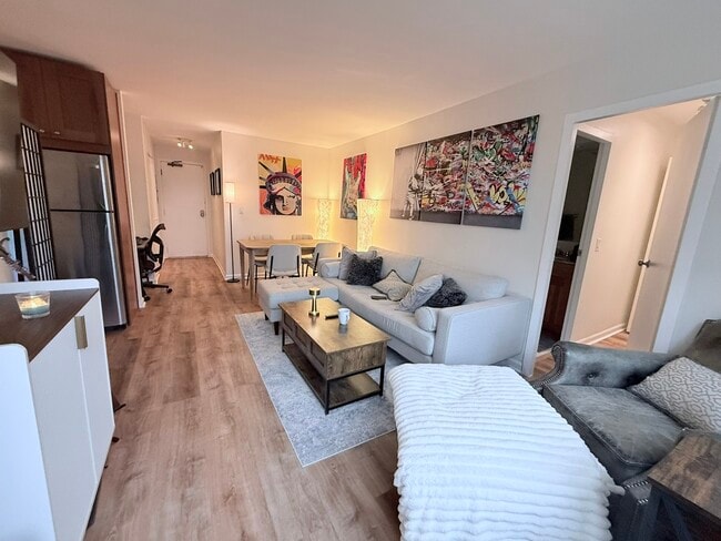 Building Photo - 3033 N Sheridan Rd Unit 809